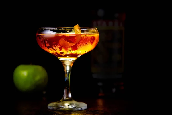 Röd cocktail med citronskiva och äpple — Stockfoto