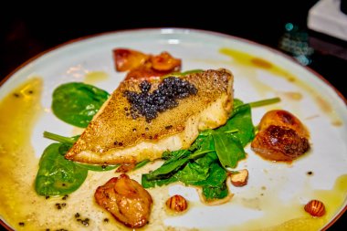 Patates ve havyar ile kızarmış balık