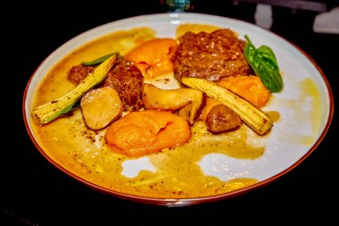 Mini mısır ve patates ile Güveç