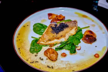 Patates ve havyar ile kızarmış balık