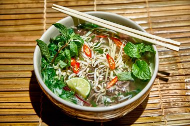 Geleneksel Vietnam çorbası, Pho Bo büyük bir kapta.