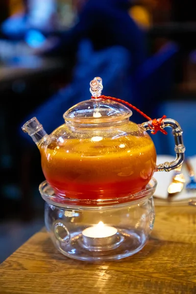 Червоний чай з обліпихою в скляному чайнику . — стокове фото