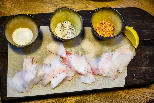 Stroganina er en traditionel ret i Sibirien. Rå, frosne fisk udskåret - Stock-foto