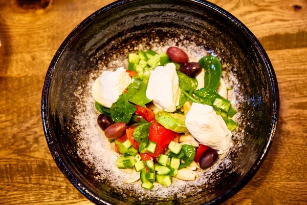 Insalata con avocado, pomodori, olive, panna fresca è in plancia — Foto Stock