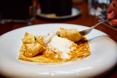 Bir tabakta et ve peynir dolgulu gözleme.