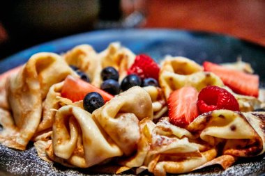 Çilek (yaban mersini ve çilek) ile krep dökülür 