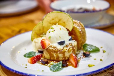 Dondurma ve taze çilek ile Pancake plaka üzerinde