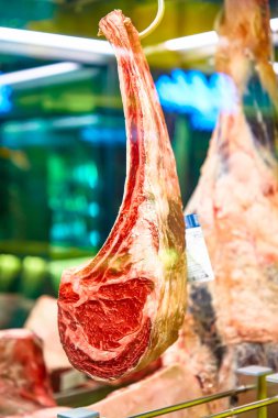 Odada yaşlanan sığır eti, bir kaburga gözü ve bir Tomahawk