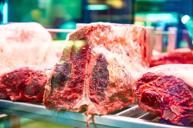 Odada yaşlanan sığır eti, bir kaburga gözü ve bir Tomahawk