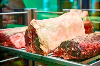 Odada yaşlanan sığır eti, bir kaburga gözü ve bir Tomahawk