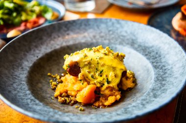 Kabak ve peynir kabuğu ile Sığır güveç.