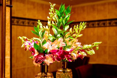 Banyoda taze çiçek buketi