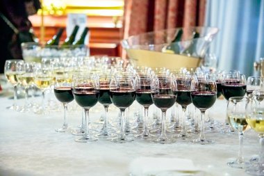 Furshet, ne kadar çok şey var? Bir bardak şarap masada.