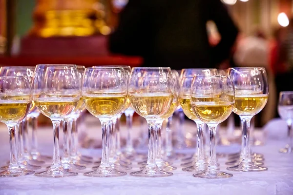 퍼셰트. 와인 잔이 테이블 위에 있습니다. — 스톡 사진