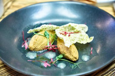 Karaciğer pate plaka üzerinde