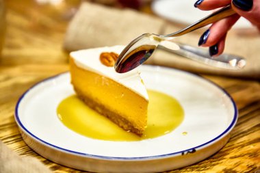 Tabakta cevizli cheesecake.