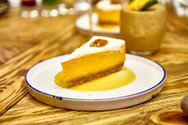 Tabakta cevizli cheesecake.