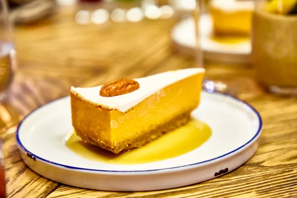 Tabakta cevizli cheesecake.