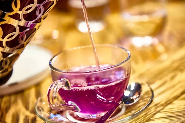 Chá lilás de frutas com lavanda em uma xícara de vidro . — Fotografia de Stock