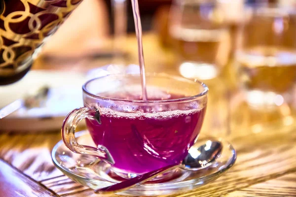 Chá lilás de frutas com lavanda em uma xícara de vidro . — Fotografia de Stock