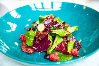 Sığır eti ile mısır ve diğer salata yaprakları Salatası tabakta