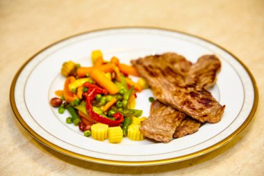 Sebzeli biftek tabakta yatıyor