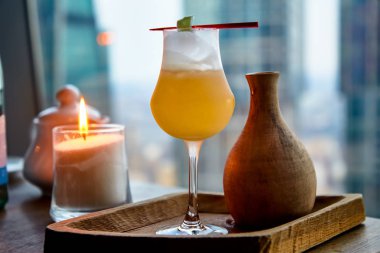 Kokteyl bir kil sürahi hazırlanır