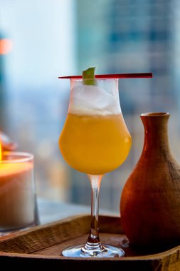 Kokteyl bir kil sürahi hazırlanır