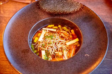 Koyu tabakta sebze çorbası