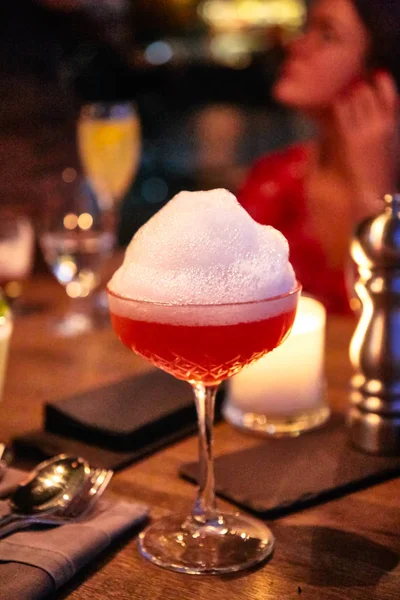 Cocktail rosa con un grande tappo di schiuma . — Foto Stock