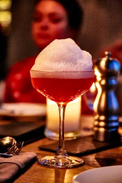 Cocktail rose avec un grand capuchon en mousse . — Photo