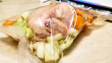 Sous vide için bir vakum torbasında sebze ile Tavuk.