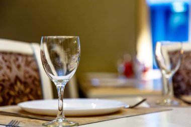 Restoranda masa döşendi misafirleri bekliyor.