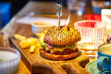 Burger restoranda ahşap bir tahta üzerinde