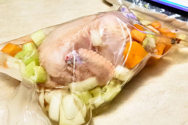 Курица с овощами в вакуумном пакете для су...
.