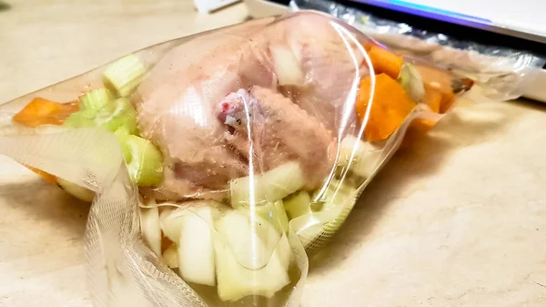Sous vide için bir vakum torbasında sebze ile Tavuk.