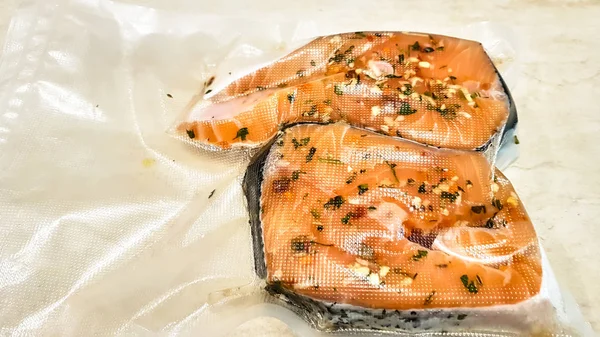 サケの魚とスパイスを真空袋に入れたスモケの魚. — ストック写真