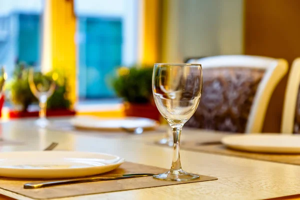 Gedeckter Tisch im Restaurant wartet auf Gäste. — Stockfoto