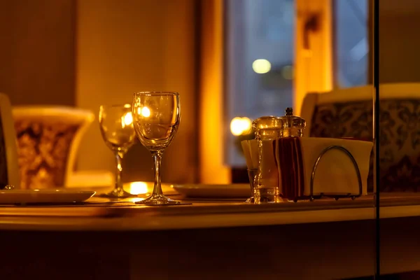 Gedeckter Tisch im Restaurant wartet auf Gäste. — Stockfoto