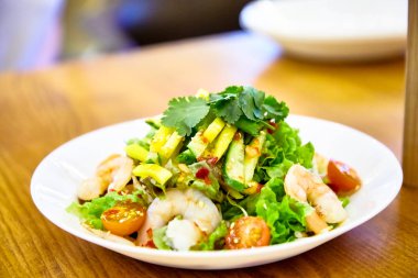 Asya st karides, avokado, marul ve domates ile Salata