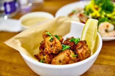 Asya tarzında derin yağda kızartılmış tavuk parçaları tabakta