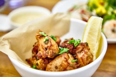 Asya tarzında derin yağda kızartılmış tavuk parçaları tabakta