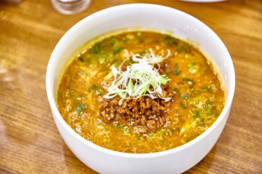 Bir restoranda bir tabakta Japon ramen çorbası