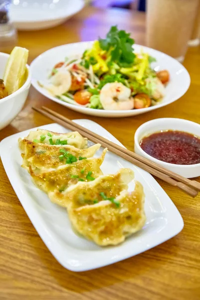 Gyoza veya kızarmış dim sums restoranda bir tabak üzerinde var — Stok fotoğraf