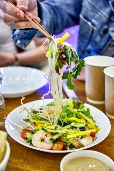 Pirinç erişte karides ile Salata, Asya tarzında avokado üzerinde — Stok fotoğraf