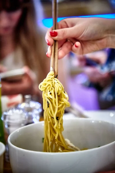 Bir restoranda bir tabakta Japon ramen çorbası — Stok fotoğraf
