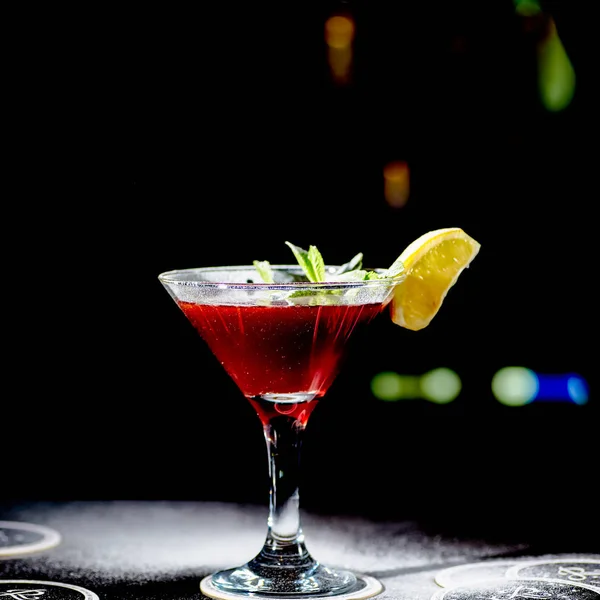 Cocktail rosso simile a un Margarita ricoperto di zucchero a velo — Foto Stock