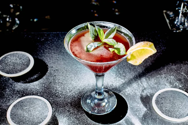 Czerwony koktajl podobny do Margarita pokryte cukrem pudrem — Zdjęcie stockowe