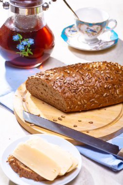 Tahtanın üzerinde duran tohumlu çavdar ekmeği.