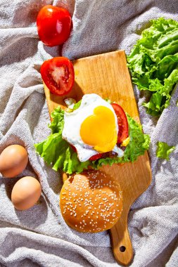 Pirzola, domates ve yumurta ahşap bir tahtanın üzerinde.